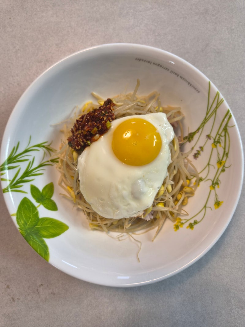 아침 한 끼 추천! 찬밥으로 만드는 초간단 콩나물밥 레시피