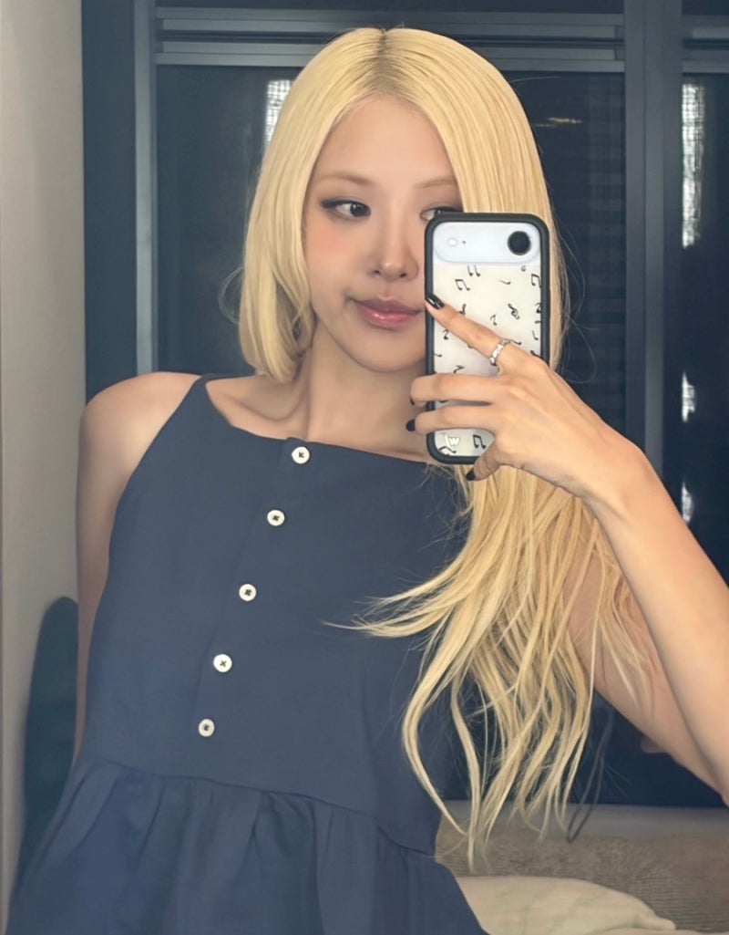 사복으로 무신사 블라우스 입은 로제 근황