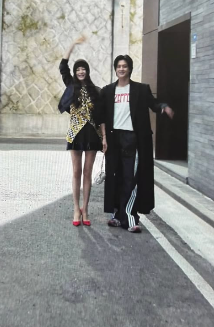 即使是開腿照、隨意從上方拍攝也是畫報？金憓秀不平凡的狂野照片
