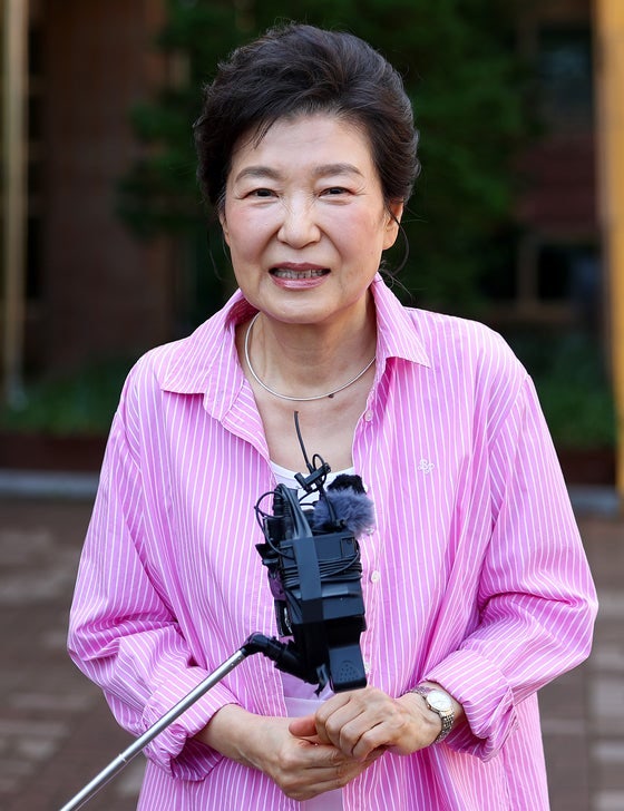 [정치분석] 박근혜, 영남 의원들과 울산 만찬 회동: '정계 복귀' 신호탄일까?