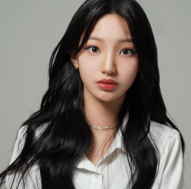 트와이스 지효 친동생 서연. 24일 하이브 걸그룹 데뷔 확정…붕어빵 미모