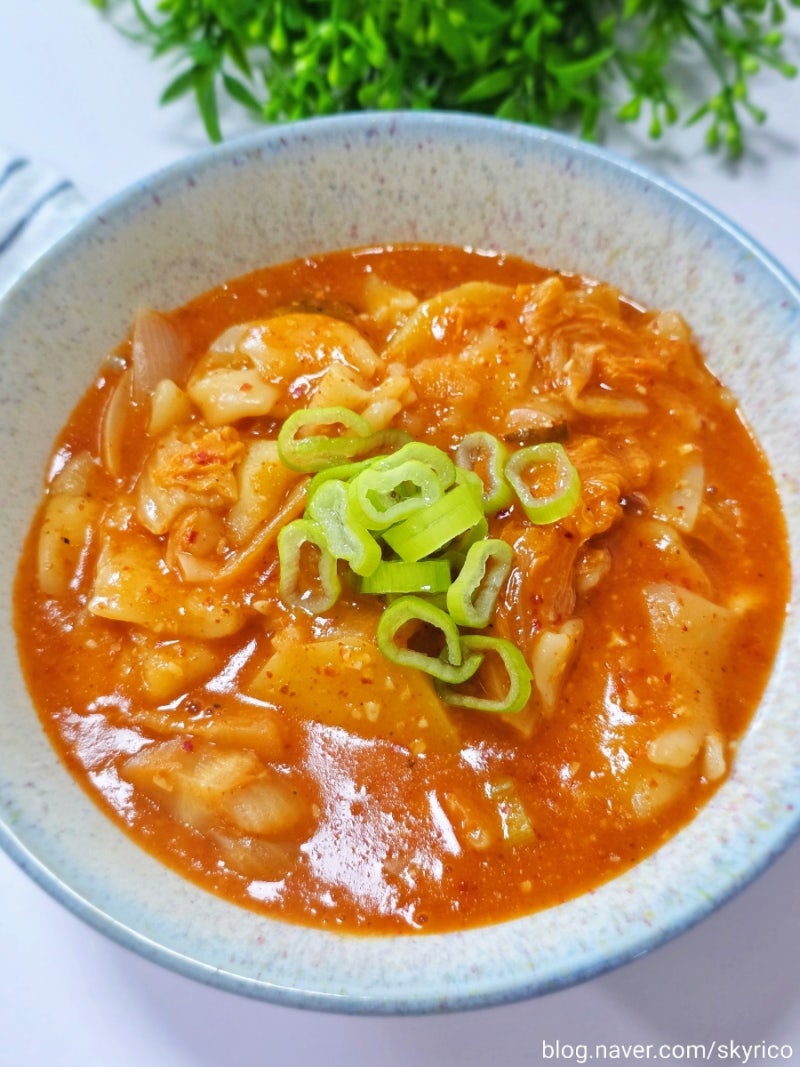 김치 감자수제비 황금레시피 | 시판 수제비로 맛집 국물 내는 법