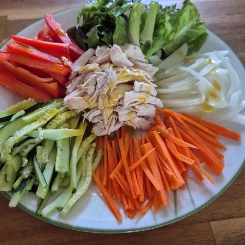 여름철 입맛 돋우는 닭가슴살 냉채 레시피! 톡 쏘는 겨자 소스 조합 꿀팁