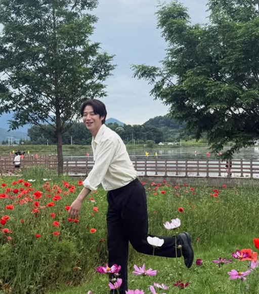 긴장한 표정의 인물 이미지