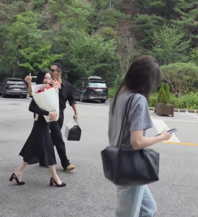 <b>변요한</b><b>티파니</b> 결혼 후 첫 투샷, 손 꼭 잡고 나타난 국립극장