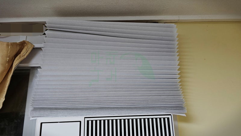 [찐후기] 애매한 위치의 창에 암막이 필요하다면 다이소 접이식 암막 블라인드 종이 은박