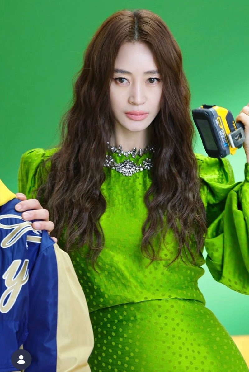 김혜수 55세 맞아? 파마 하나로 확 달라진 미모
