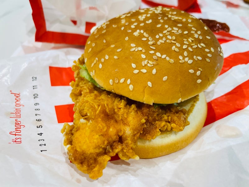 KFC 징거버거 단품 세트 가격 칼로리 닭가슴살 단백질 소스 맵기 맛 후기