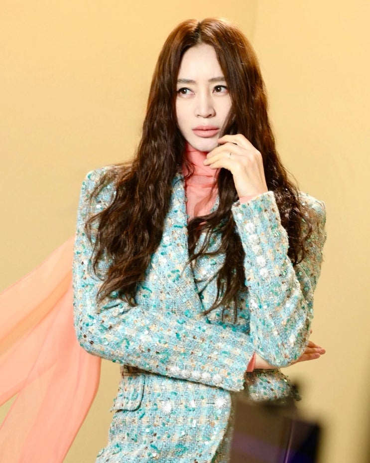 <b>김혜수 나이</b> 55세 드라마보다 더 놀라운 동안미모! 앞머리까니... 