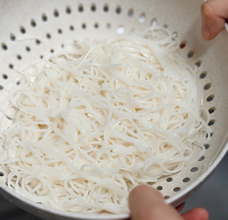 소화 잘되는 음식 찾다 만난 샘표 쌀소면, 밀가루0%로 만드는 여름 간장비빔국수 레시피