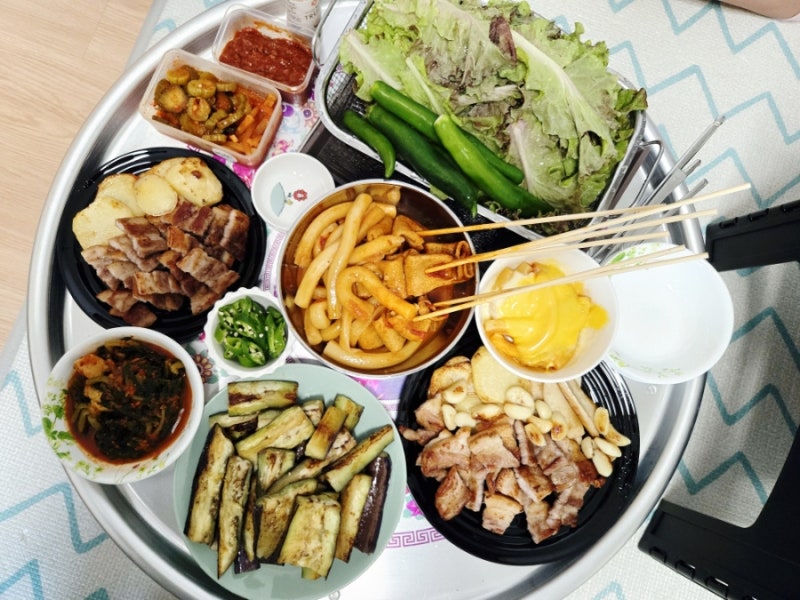 냉장고 파먹기 성공! 에어프라이어 삼겹살에 떡볶이까지, 집에서 민박집 감성 한상
