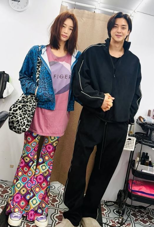 Kim Hye-soo and Kim Ji-hoon: Their Visual Chemistry, Even in a Stretched T-shirt, Creates a Couple Vibe