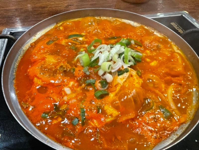 시청역혼밥 | 끓이면서 먹는 1인 김치찌개+무한리필 계란후라이 단돈 만원‼️(+브레이크타....