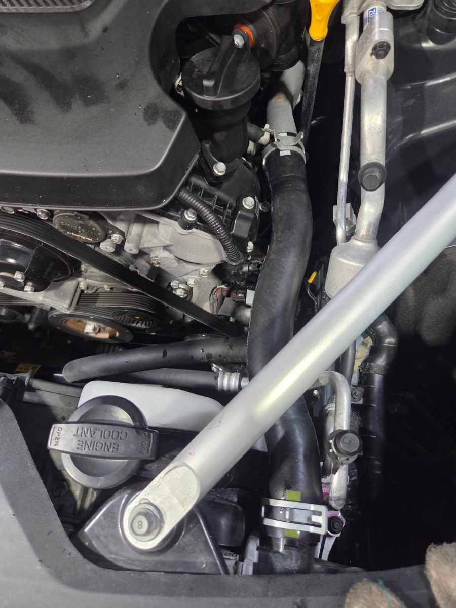 ENGINE COOLANT 뚜껑과 흰 냉각수 통