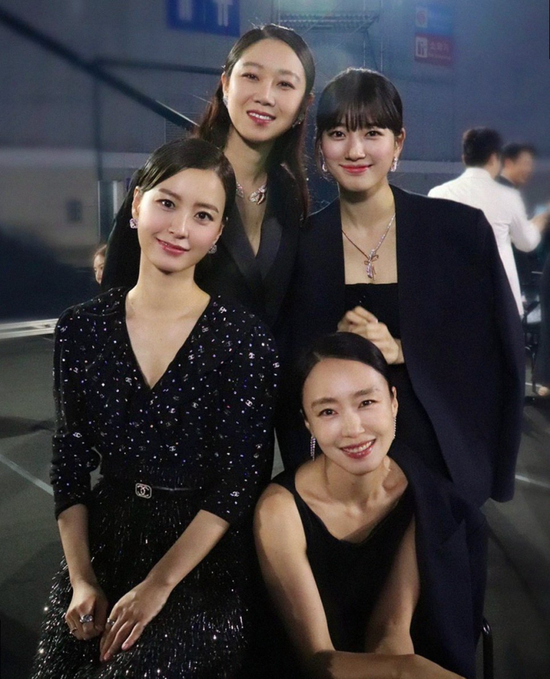 정유미 수지 백상 레드카펫 11살 나이 차이 무색하게 만든 동안 비주얼 패션 총정리
