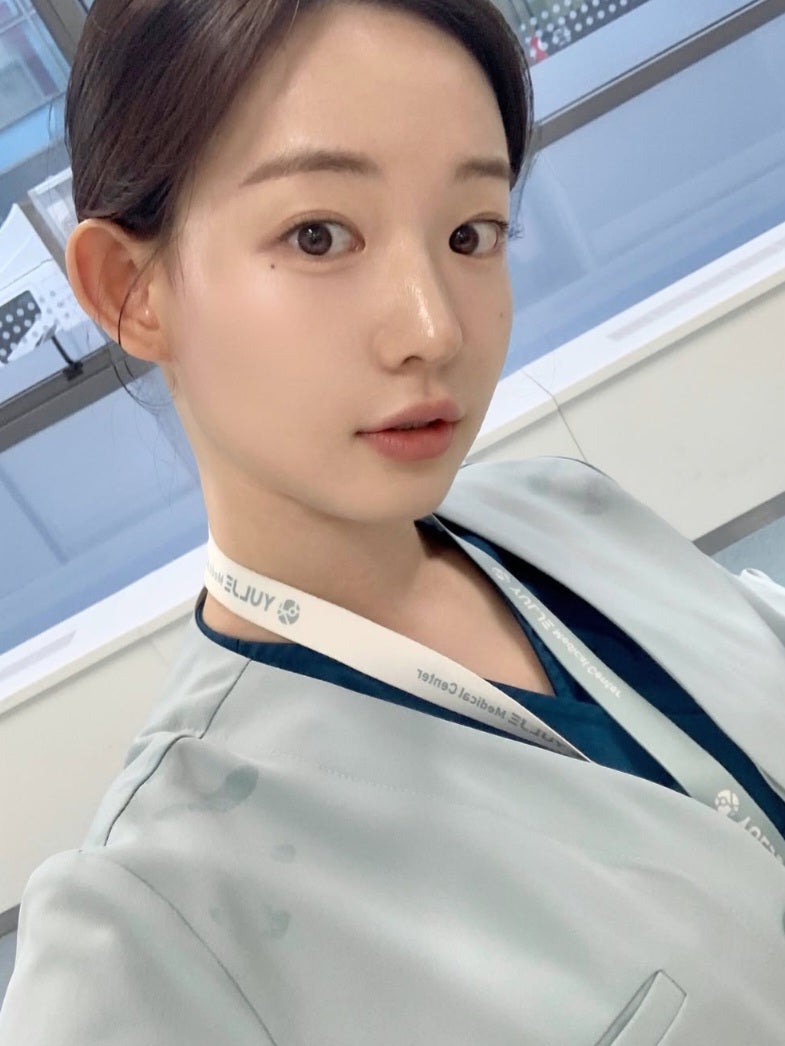 손을 잡고 걷는 부부의 뒷모습