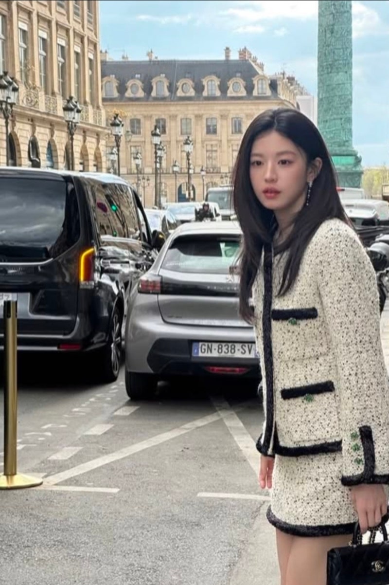고윤정 파리 패션, 크림 트위드 셋업 하나로 거리 분위기까지 달라 보였습니다