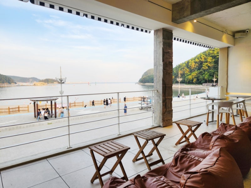 釜山多大浦の海カフェ ワフル：屋外テラスで海を眺めながらティータイム！(塩パン、ベビーチェア、駐車場あり)