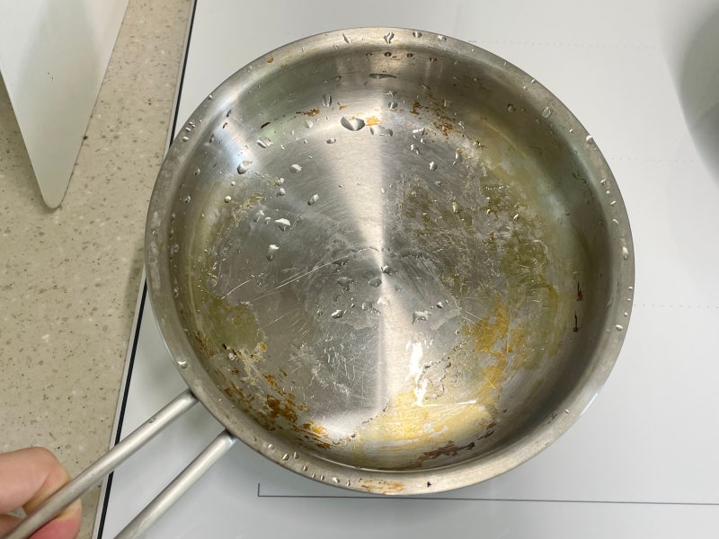 스텐 탄냄비 눌은 자국 힘주어 닦지 마세요! 과탄산소다로 깔끔하게 세척