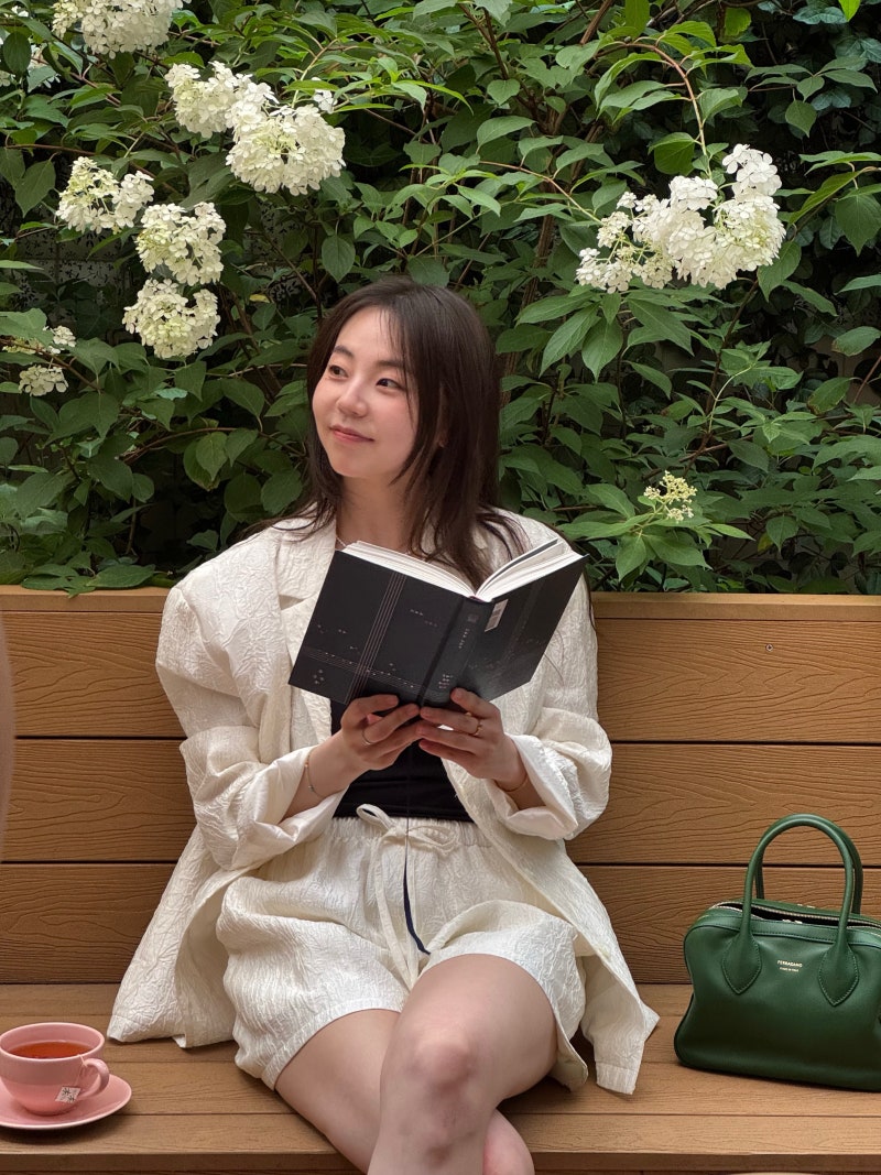 "빵 좋아 사람의 7월"이라는..크림 자켓으로 완성한 안소희 여름 근황
