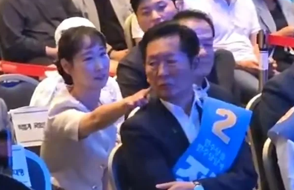 정청래 얼굴에 '볼콕' 이지은, '부적절 논란'에 "고소"
