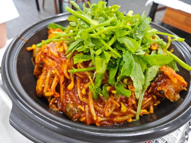 [군산 수송동 아구듬뿍&알곤마니]아구찜 주문하면 치킨까지 나오는 푸짐한 한상 군산 아구찜....