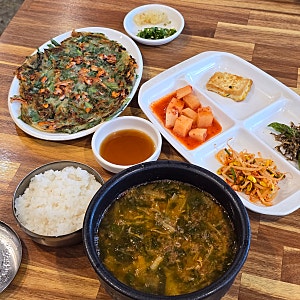 [술빚는여행자] 경남 거창 | 밥이냐 면이냐, 제피 향이 대답한 점심_오뚜기식당
