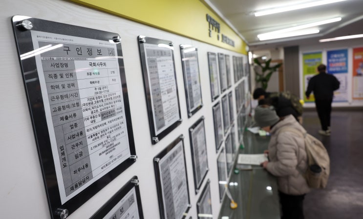(뉴스인)<b>고령층 취업자</b> 첫 <b>1000만명</b> 돌파…10명 중 7명... 