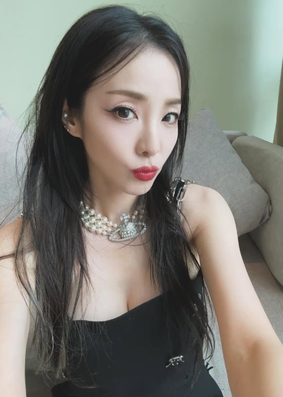 몸매보다 눈에 들어온 산다라박의 여름 사진, 동안 스타일보다 중요한 ‘자기다움’