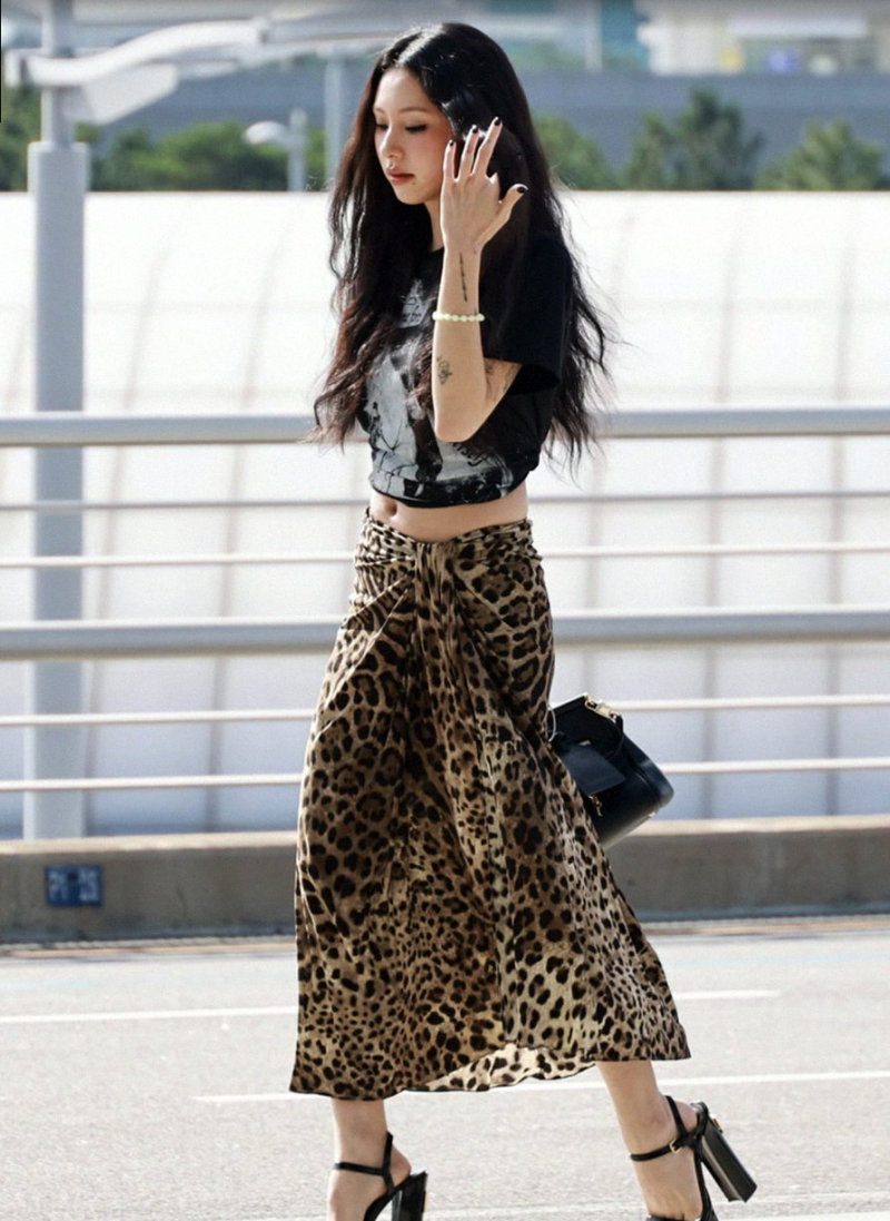 TWICE Chaeyoung's Dolce & Gabbana Airport Fashion: Leopard Print Skirt Completes Her Proportions (Fashion & Beauty)