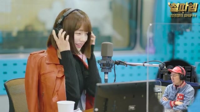 박하선 폭염 속 모자·양산 근황, 연극·라디오를 오가는 여름