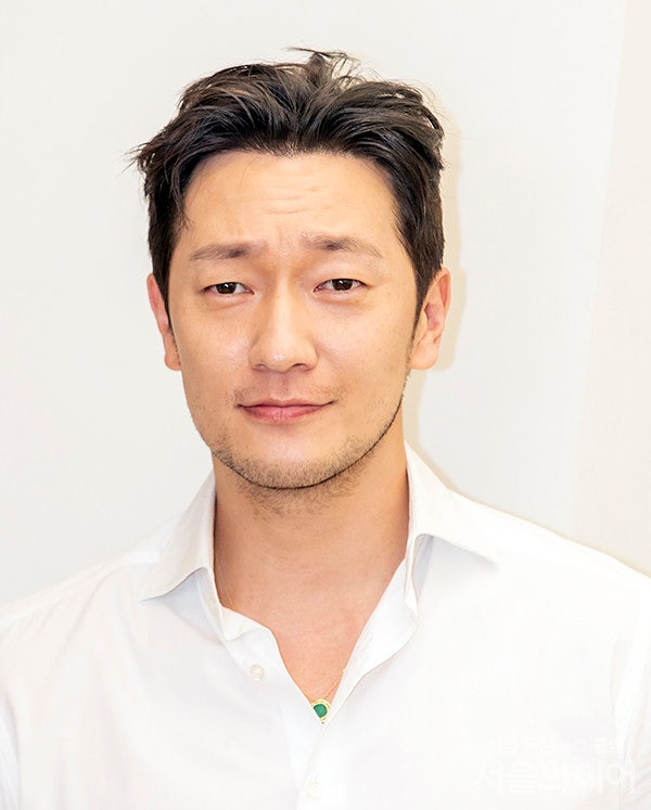 손석구 출근길 화제! 수염도 패션이 된 '꾸안꾸' 매력…차기작 근황까지 관심 집중