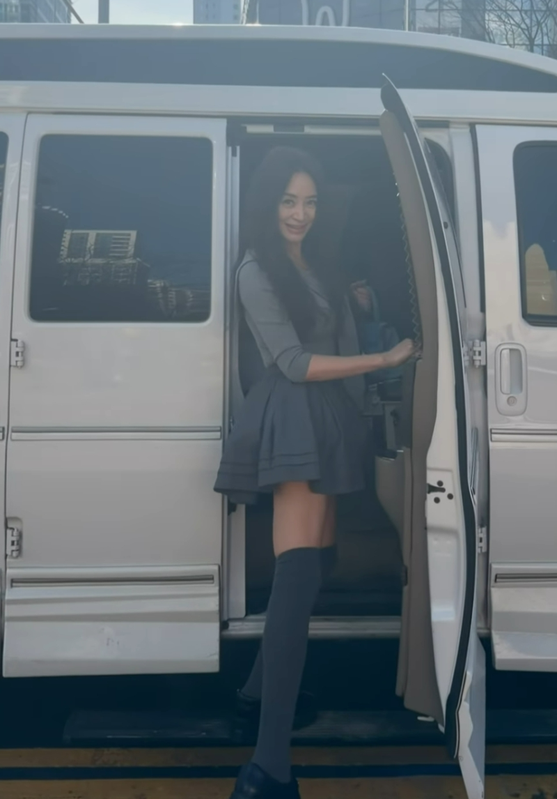 55세 한줌허리, 뒷모습까지 찐배우 김혜수 벌룬스커트.jpg