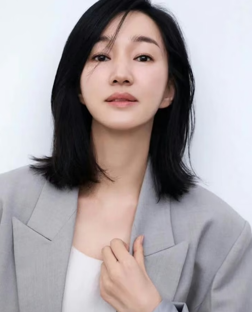 '사진 한 장에 술렁' 4년 만에 공개한 수애 근황 팬들 기대감 커졌다