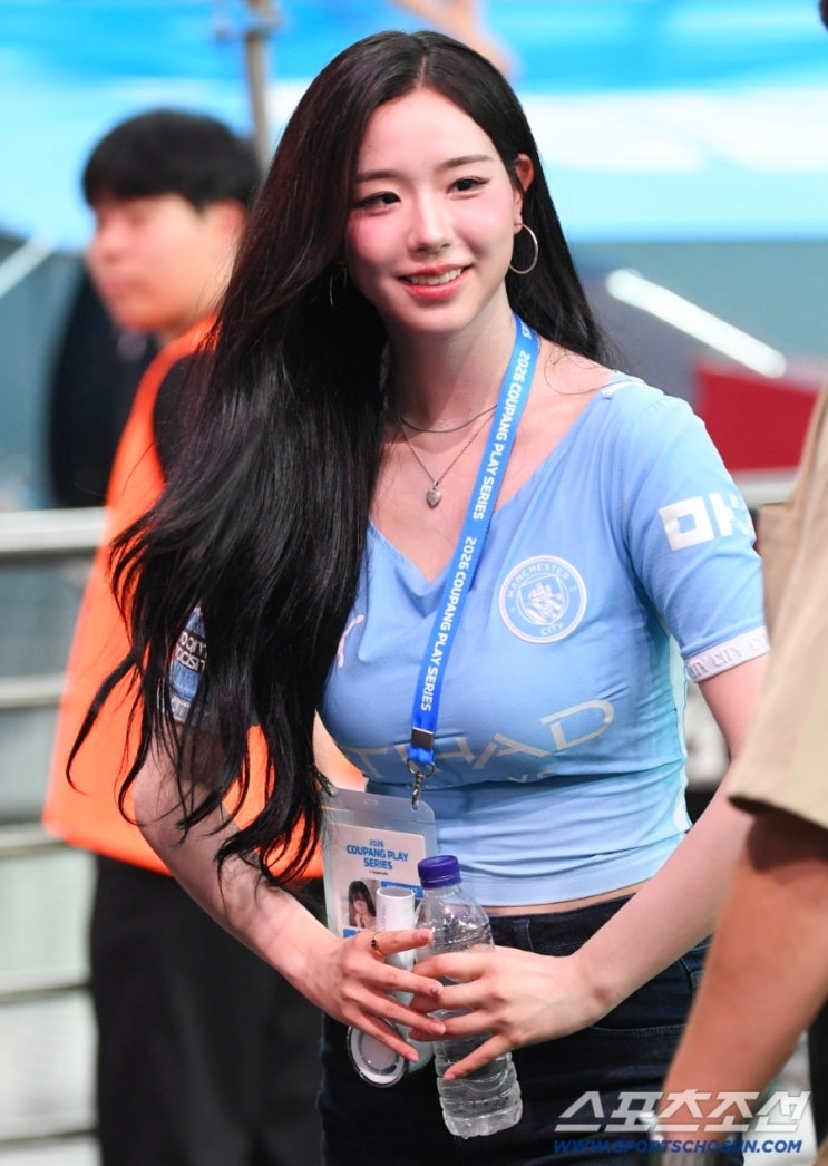"축구장에 뜬 <b>맨시티 여신</b>"… 상암벌 접수한 트리플에스 <b>김채연</b>