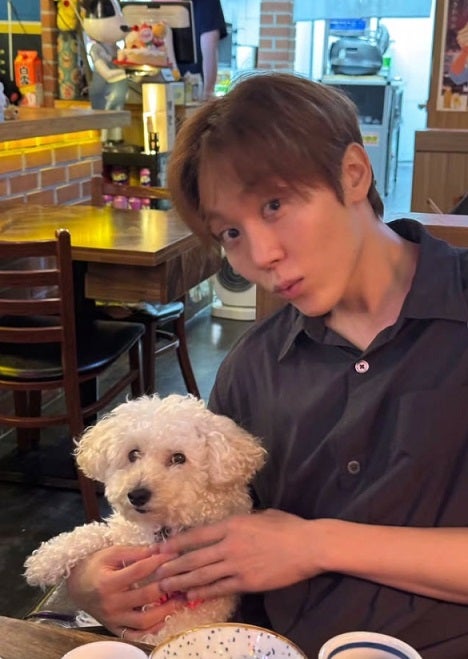 SEVENTEEN's Seungkwan Shares a Drink with His Pet Dog 'BooKku'