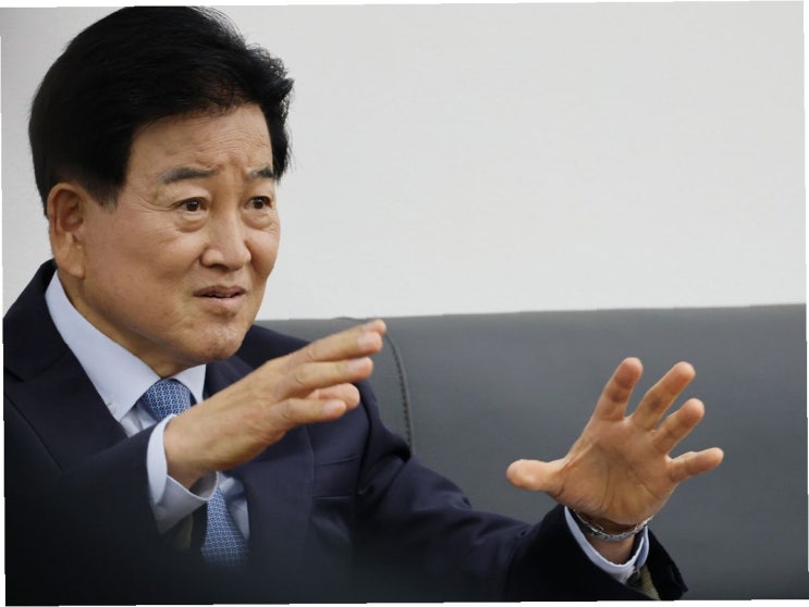표현 대신 '위협'…<b>정동영</b> 장관, 평화 공존 위한 <b>용어</b> 전환 제안