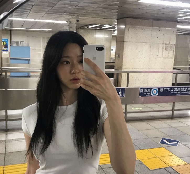지하철 거울 셀카 한 장 올렸을 뿐인데 요즘 김민주가 진짜 달라진 점