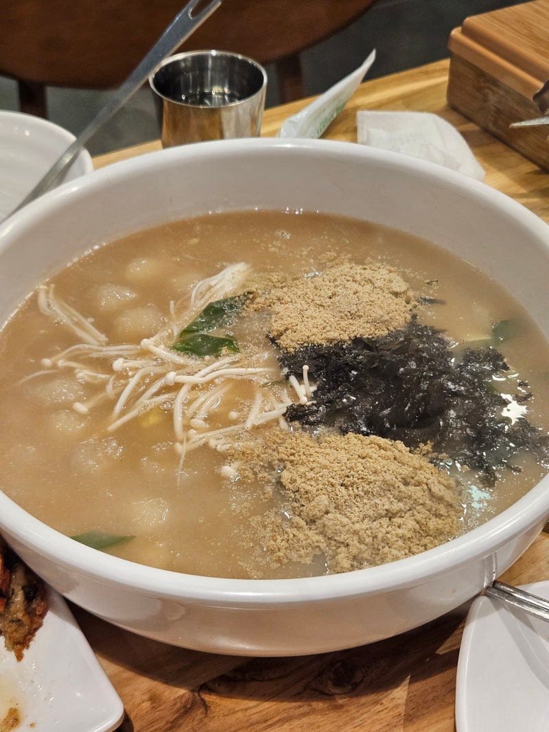 [속초 감자골 감자옹심이 | 속초시장 맛집 | 속초여행] 속초는 닭강정 밖에 없나? 쫀득 따끈한....