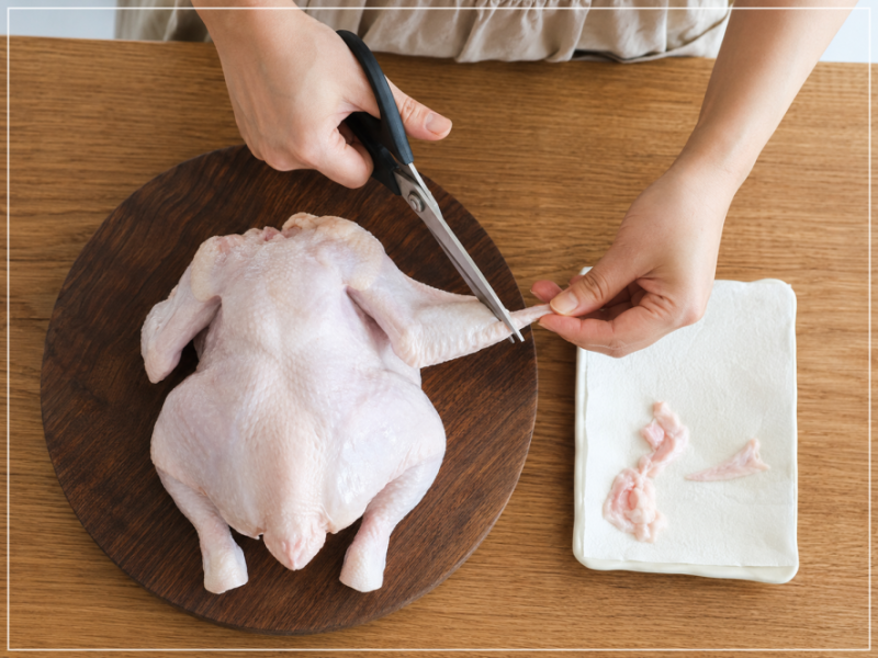 "씻을수록 위험하다고?" 잡내 줄이는 깔끔한 생닭 손질법