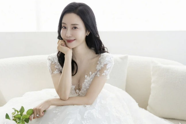 배우 <b>반민정 9월 결혼</b> 확정, 청첩장에 담긴 진심 어린 고백은?