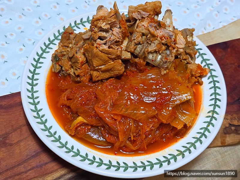 돼지등뼈김치찜 만드는법 핏물빼기 삶기 신김치요리 묵은지등뼈찜 만들기