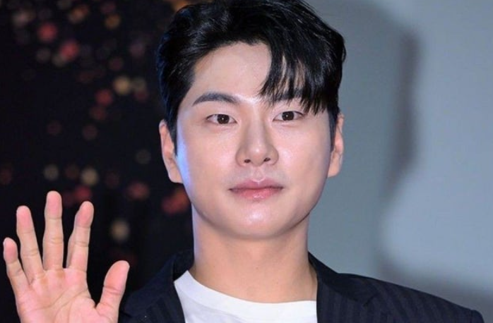 이이경, 베트남서 무릎까지 꿇고 홍보했지만…한·베 합작 영화 흥행은 주춤