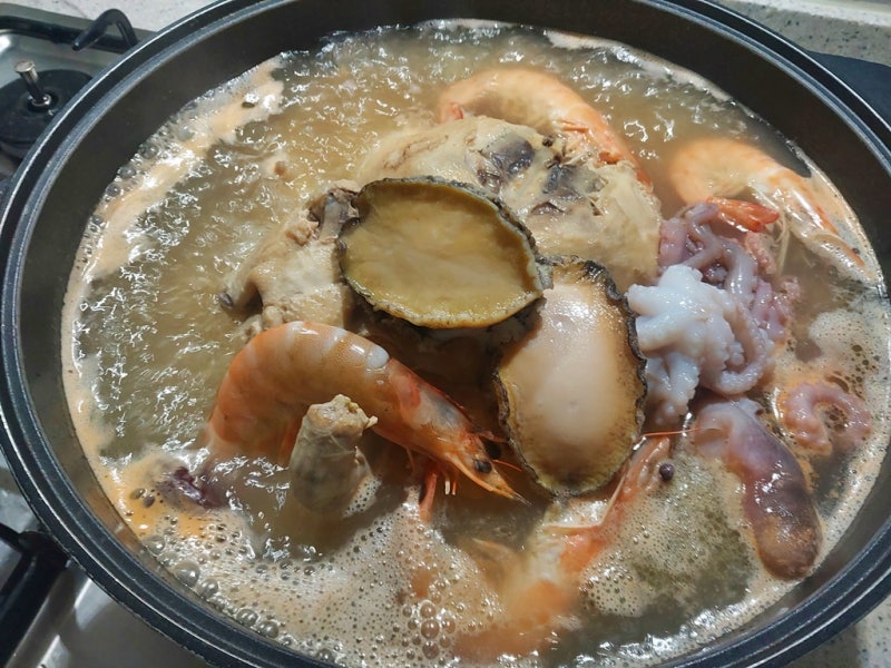 남편이 만들어준~닭해신탕에 쏘맥 한잔!