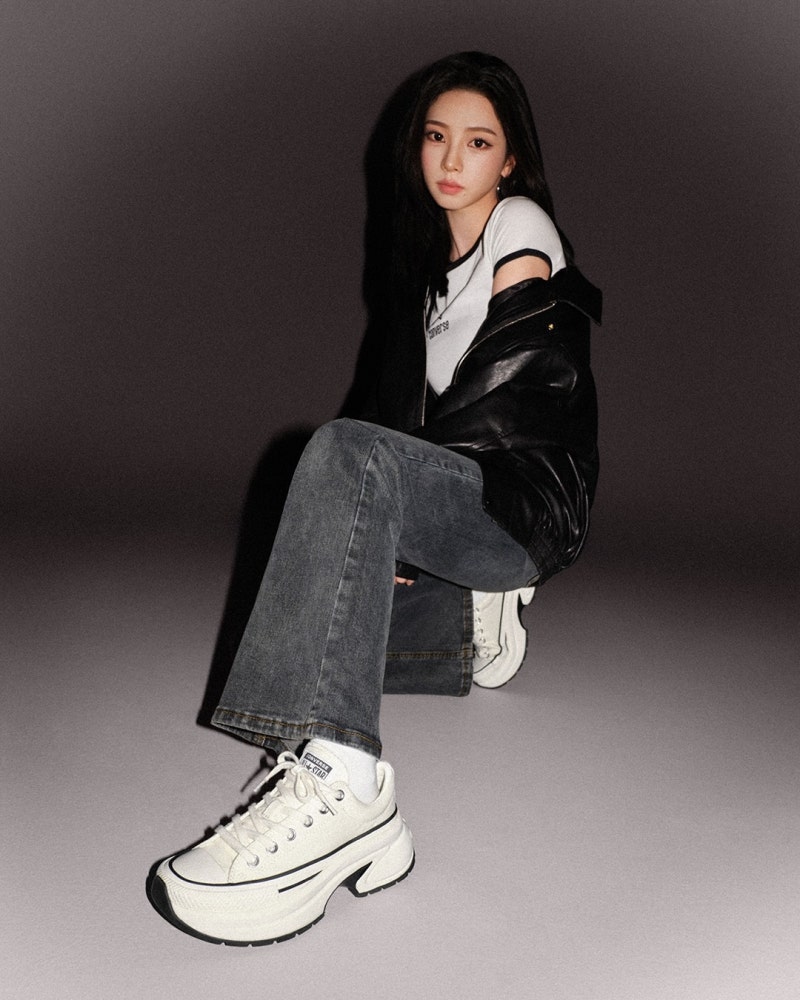 납작한 척테일러가 러닝화처럼 솟았다, 카리나의 컨버스 ‘런스타 크러쉬’. 척테일러 어퍼....