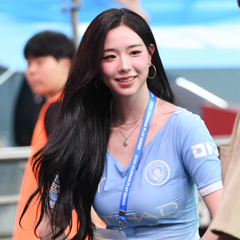 김채연 몸매 화제, 축구장에 뜬 워터밤 여신이 직캠 얘기에 다급해진 이유