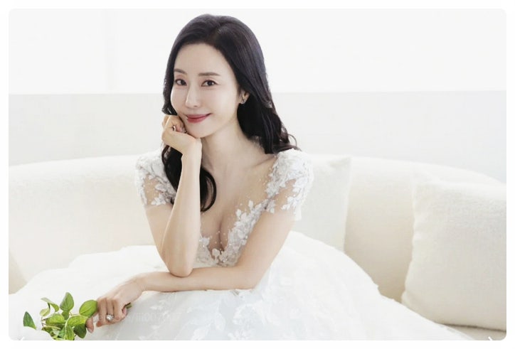 "연기만 하던 줄 알았는데" 46세에 1살 <b>연상 사업가</b>와 전격 <b>결혼</b> 발표....
