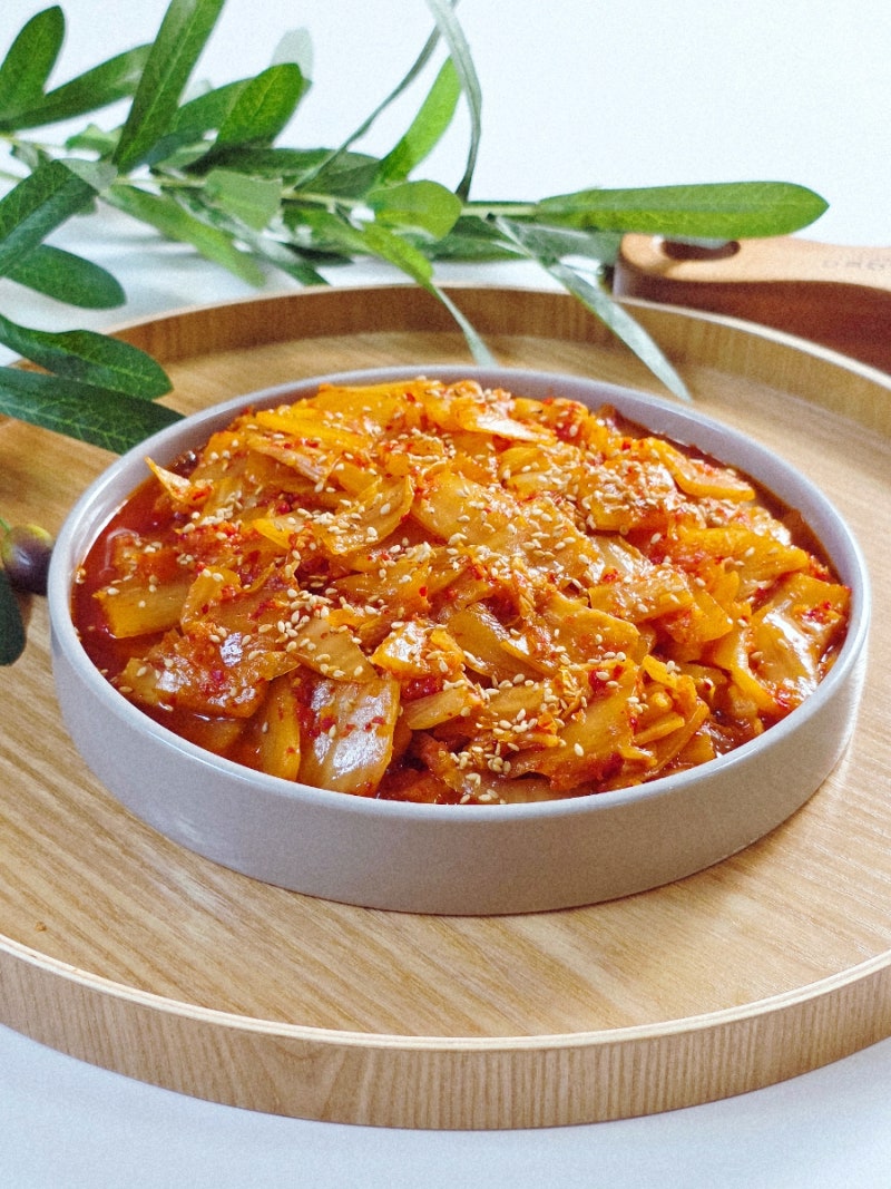 버릴 뻔한 신김치의 대변신! 볶지 않아 더 맛있는 "한고은 김치볶음" 반찬 레시피(볶음김치)
