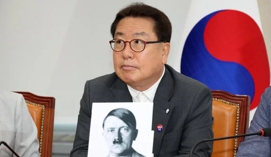"저게 왜 국회 테이블 위에 있어?"…히틀러 사진 한 장에 사람들이 ....