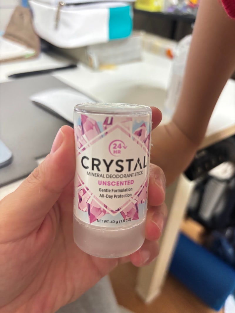 바르고 안 말려도 돼? 무향이라 더 깔끔하고 끈적임 없는 간편한 크리스탈 데오드란트 스틱
